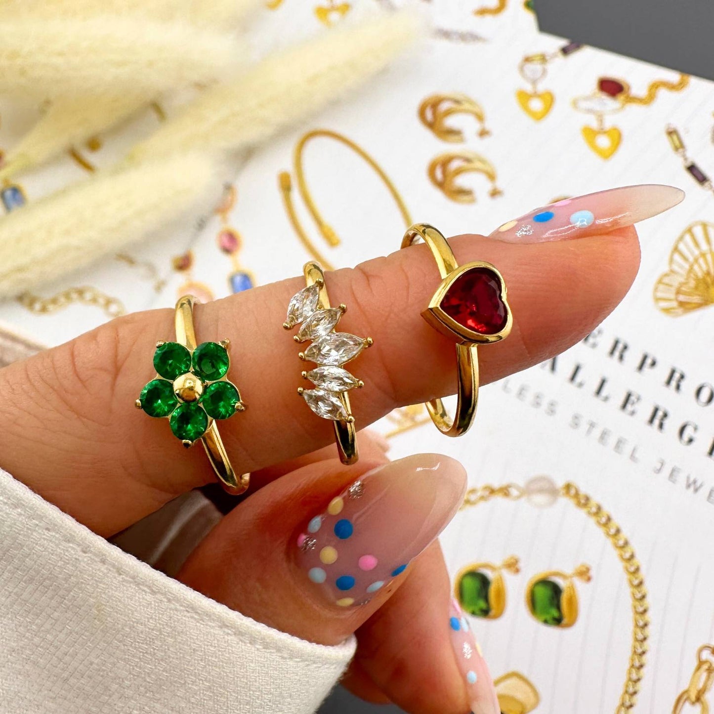 Flower finger ring with Green Stone