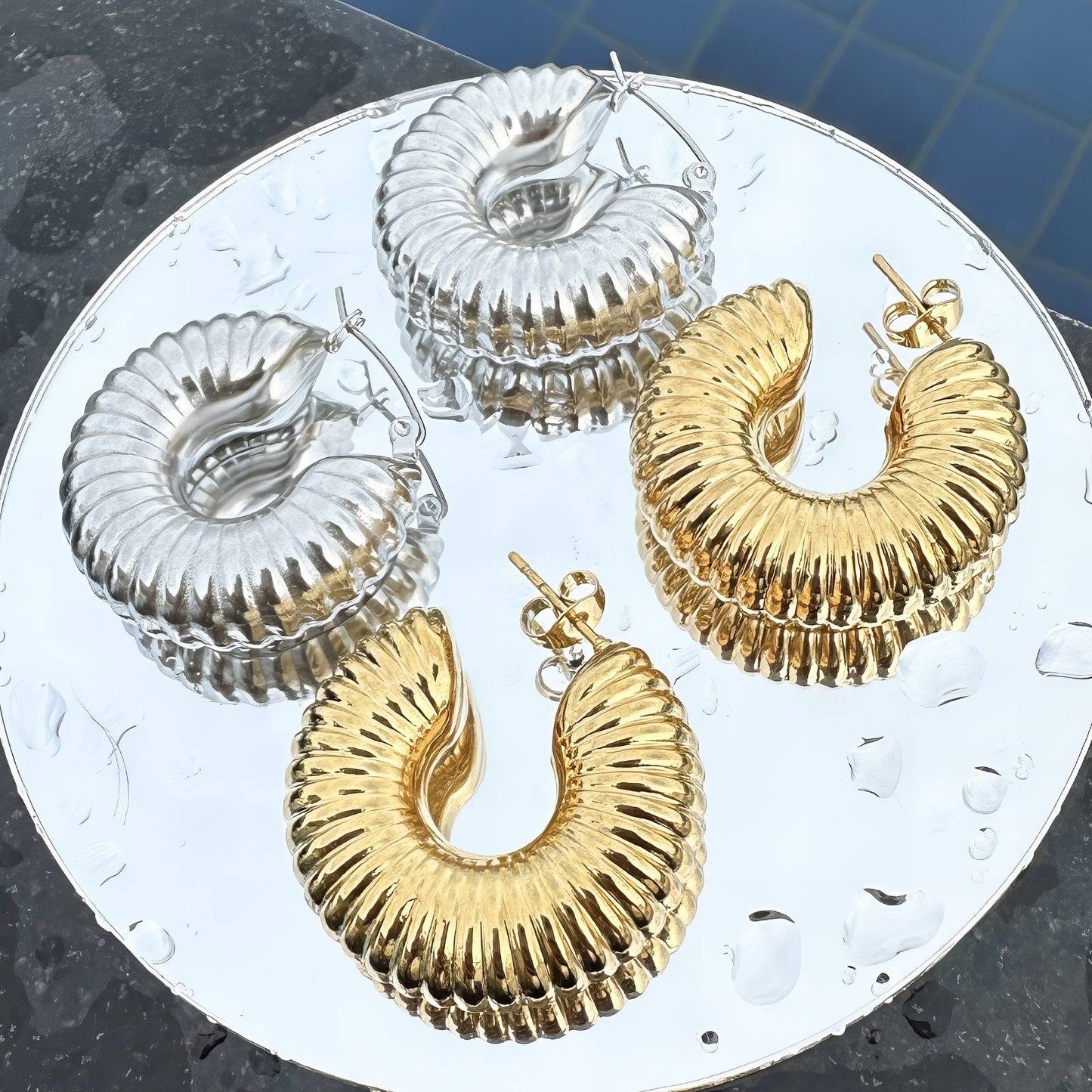 Ribbed hoop earrings