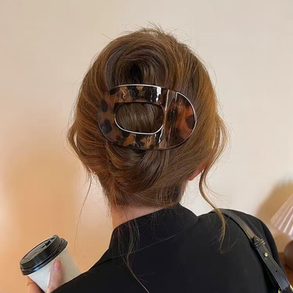 Aimee Tortoise Shell Oval Hair Clip – Effortless Retro Elegance: White