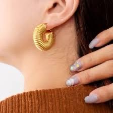 Ribbed hoop earrings
