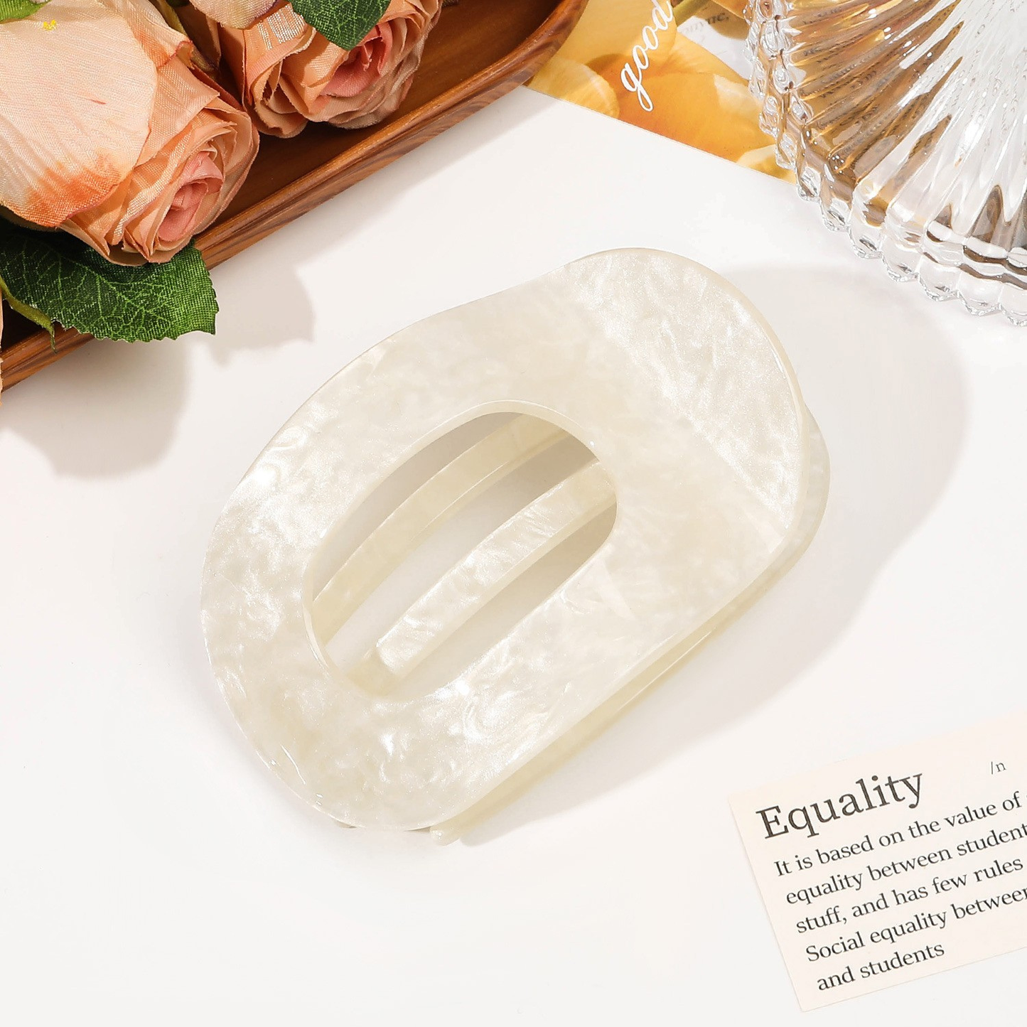 Aimee Tortoise Shell Oval Hair Clip – Effortless Retro Elegance: White